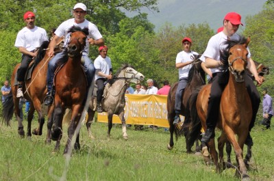 Конные скачки, организованные по инициативе партии «Новая Осетия» в честь Дня Победы