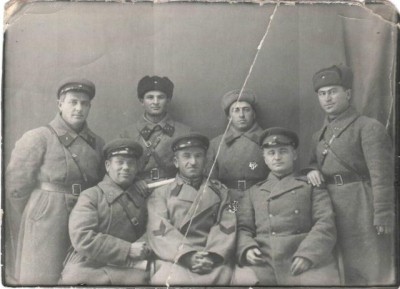 Стоит второй слева И.Г. Пухаев, сидит крайний справа Г.Ф. Кулумбеков