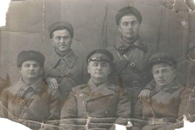 Сидят слева И.Г. Пухаев, в середине Г.Ф. Кулумбеков.