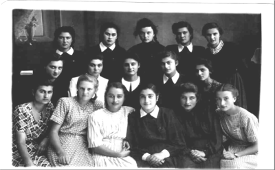 1950 год. Женская часть класса в год окончания школы.
