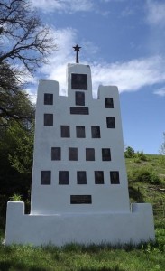 Это памятник жителям села Гаристау, павшим на фронтах Великой Отечественной. Среди них выходец из села Игорь Сиукаев, погибший в Афганистане в 1984-ом