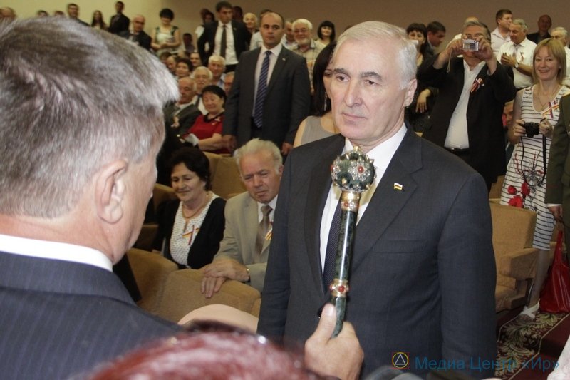 Торжественное собрание. Президент Тибилов