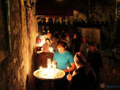 Прихожане ставят свечи во дворе Храма Пресвятой Богородицы