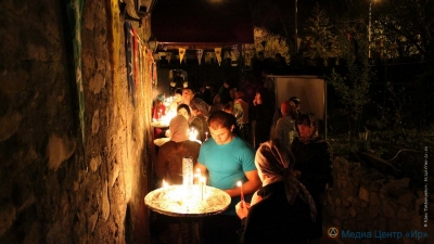 Прихожане ставят свечи во дворе Храма Пресвятой Богородицы